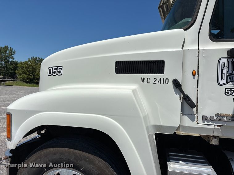 image for item ER3116 2012 Mack CHU613 semi truck