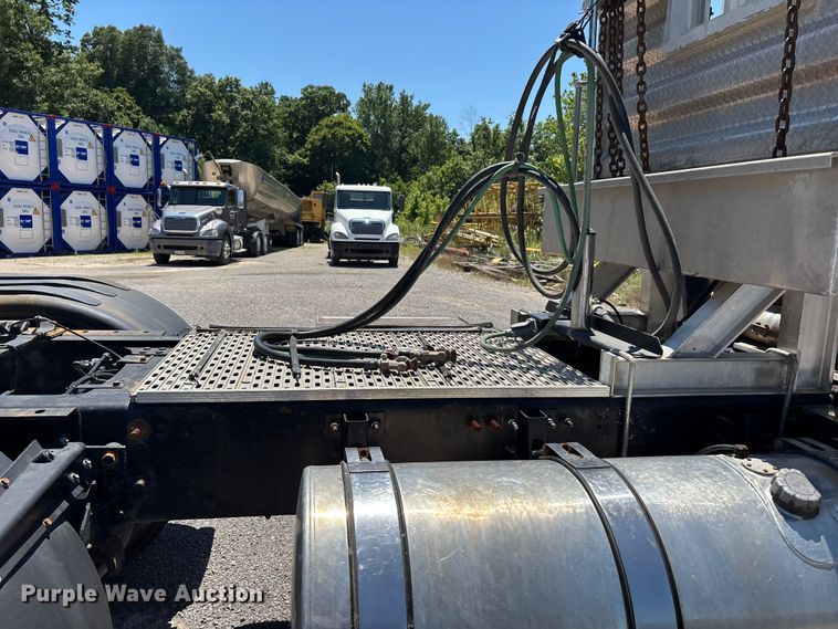image for item ER3116 2012 Mack CHU613 semi truck