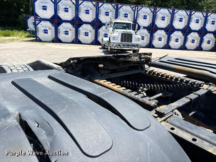 image for item ER3116 2012 Mack CHU613 semi truck