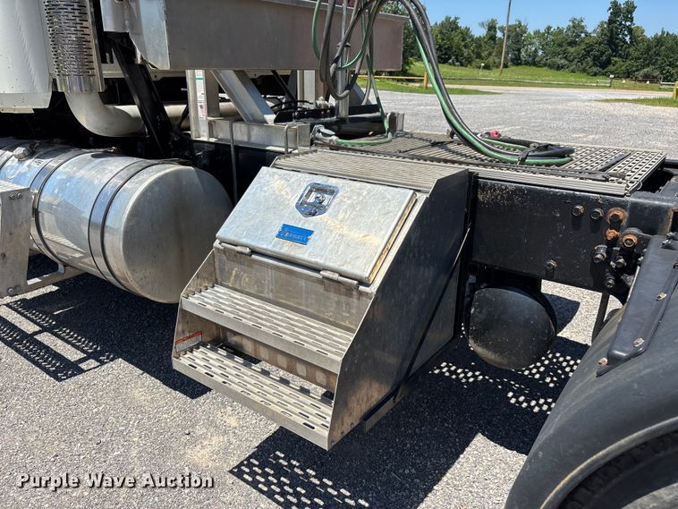 image for item ER3116 2012 Mack CHU613 semi truck