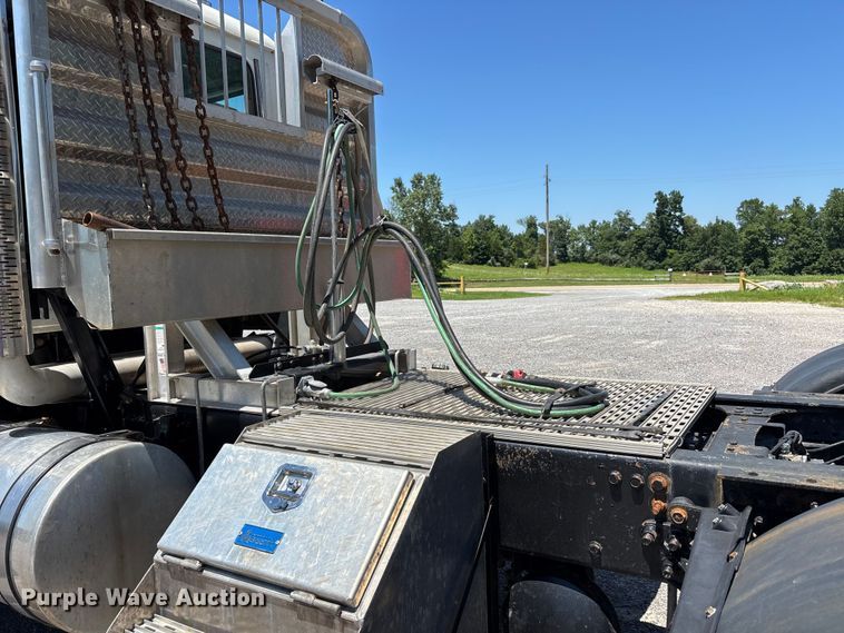image for item ER3116 2012 Mack CHU613 semi truck