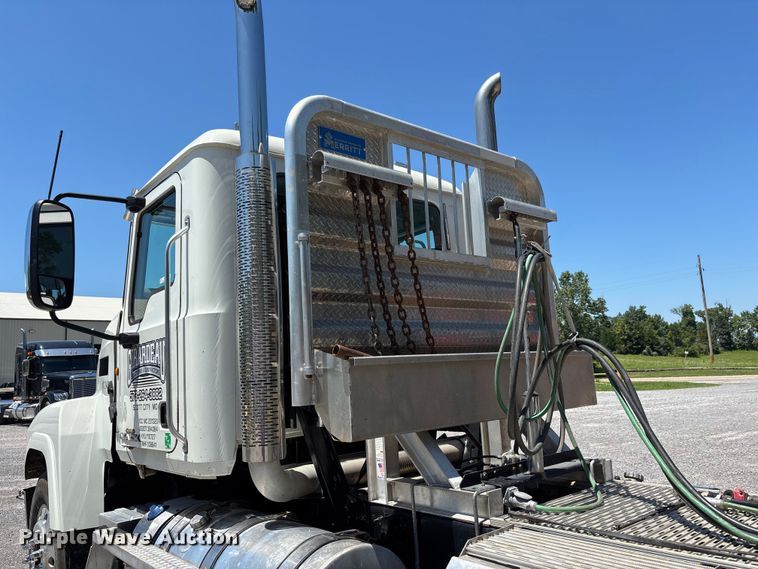 image for item ER3116 2012 Mack CHU613 semi truck