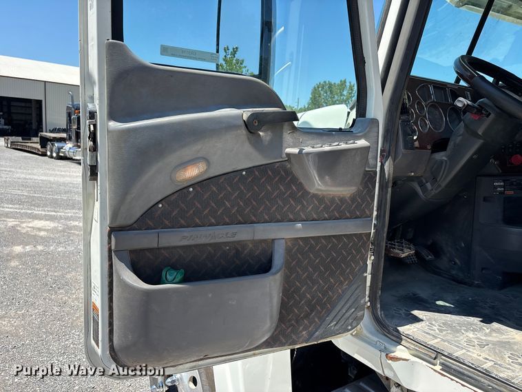 image for item ER3116 2012 Mack CHU613 semi truck