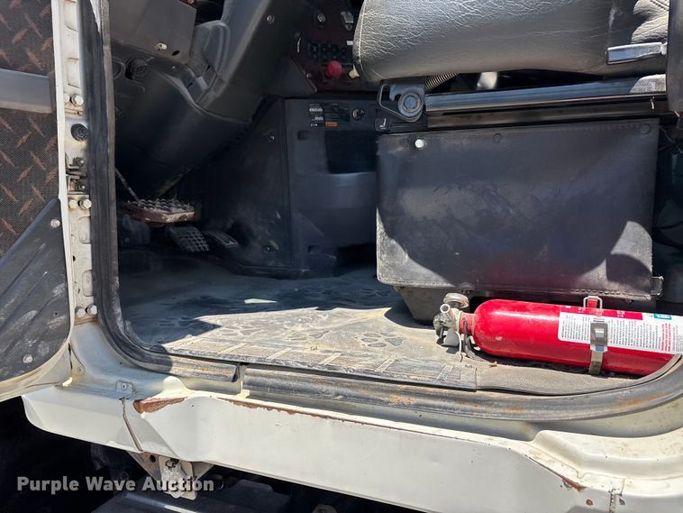 image for item ER3116 2012 Mack CHU613 semi truck