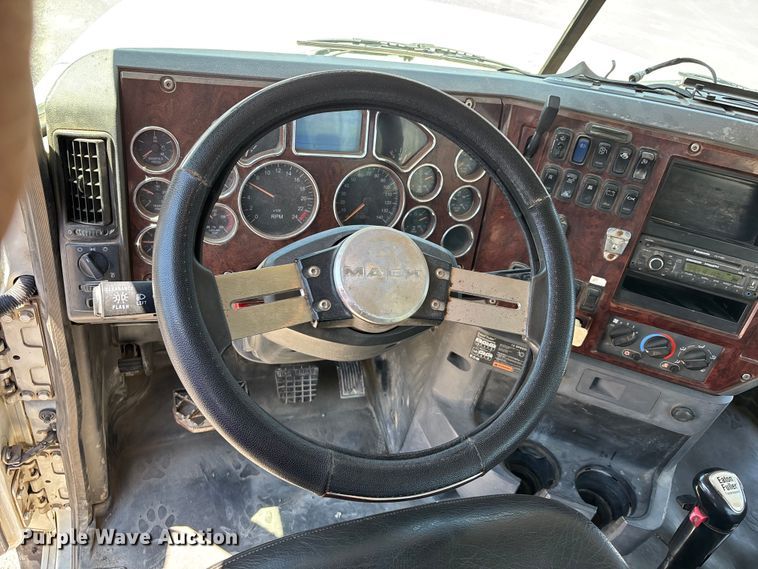 image for item ER3116 2012 Mack CHU613 semi truck