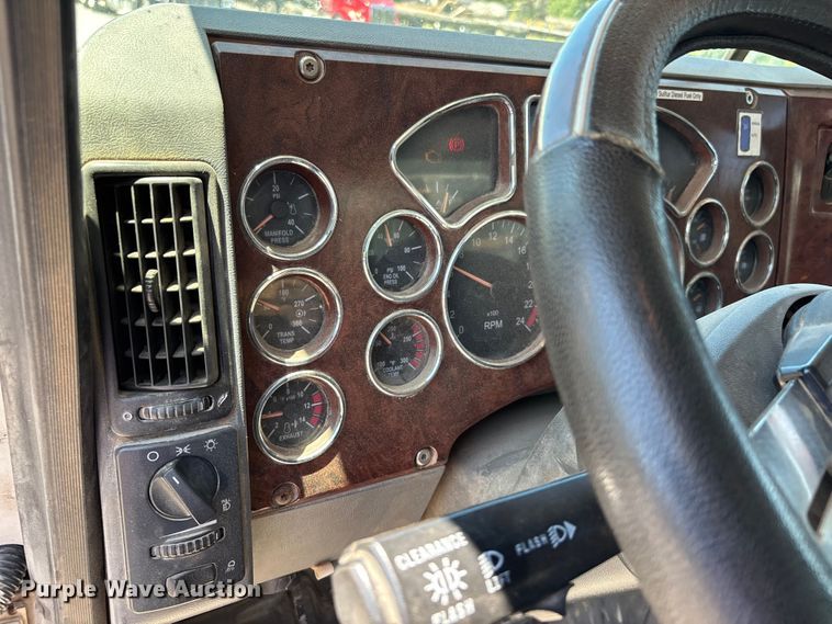 image for item ER3116 2012 Mack CHU613 semi truck