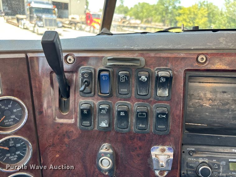 image for item ER3116 2012 Mack CHU613 semi truck