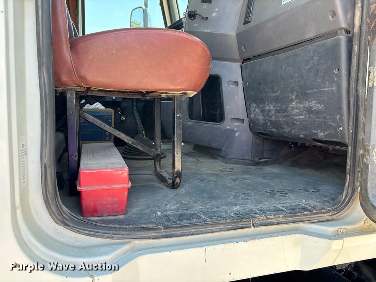 image for item ER3116 2012 Mack CHU613 semi truck