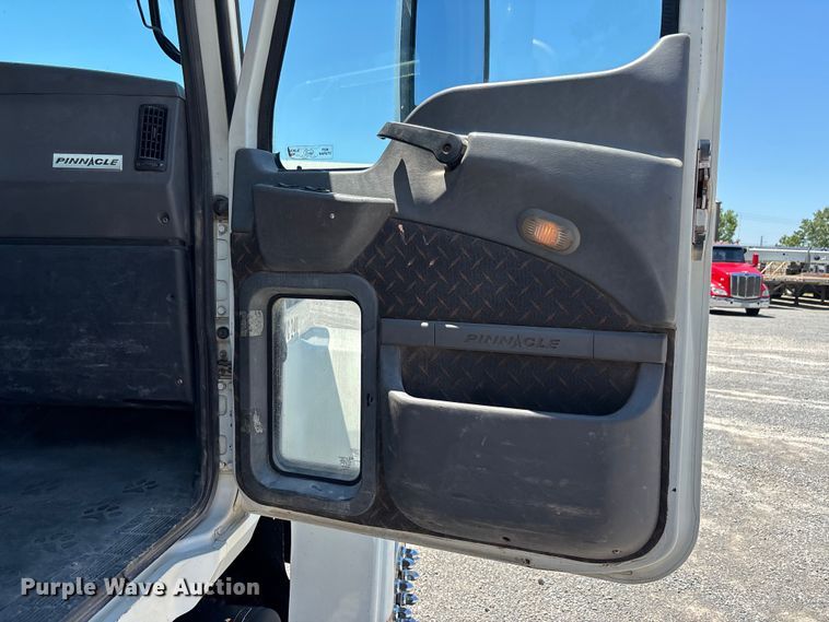 image for item ER3116 2012 Mack CHU613 semi truck