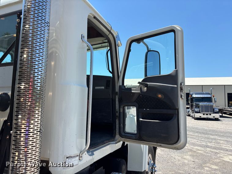 image for item ER3116 2012 Mack CHU613 semi truck