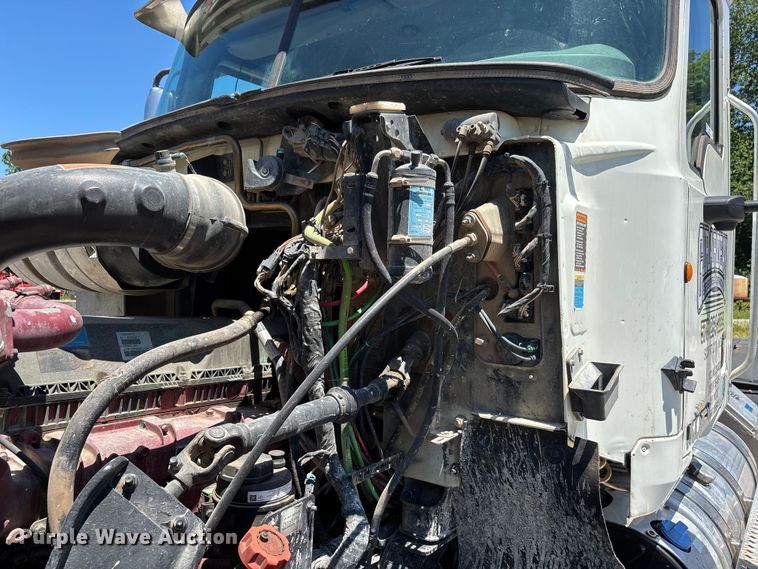 image for item ER3116 2012 Mack CHU613 semi truck