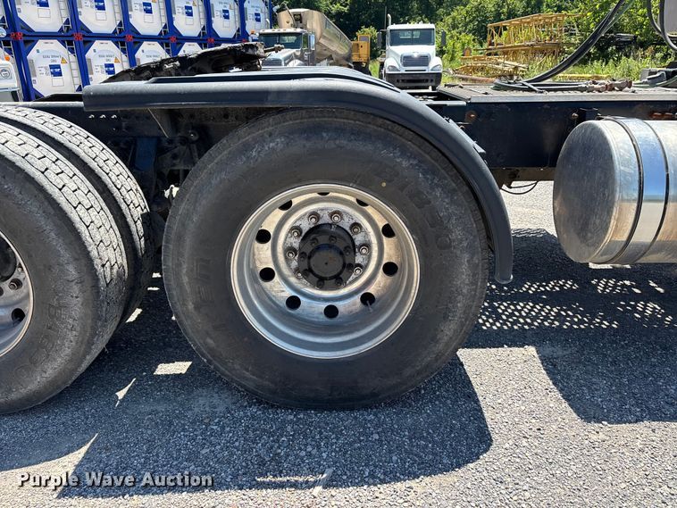 image for item ER3116 2012 Mack CHU613 semi truck