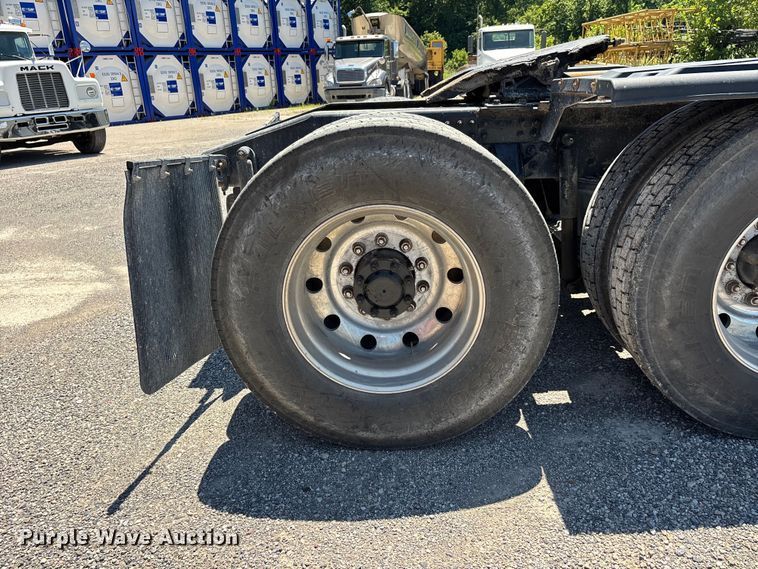 image for item ER3116 2012 Mack CHU613 semi truck