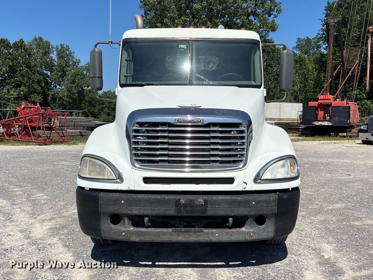 image for item ER3118 2011 Freightliner Columbia semi truck