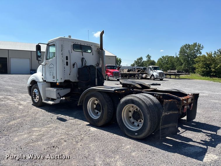 image for item ER3118 2011 Freightliner Columbia semi truck