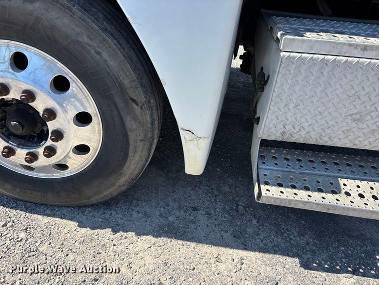 image for item ER3118 2011 Freightliner Columbia semi truck
