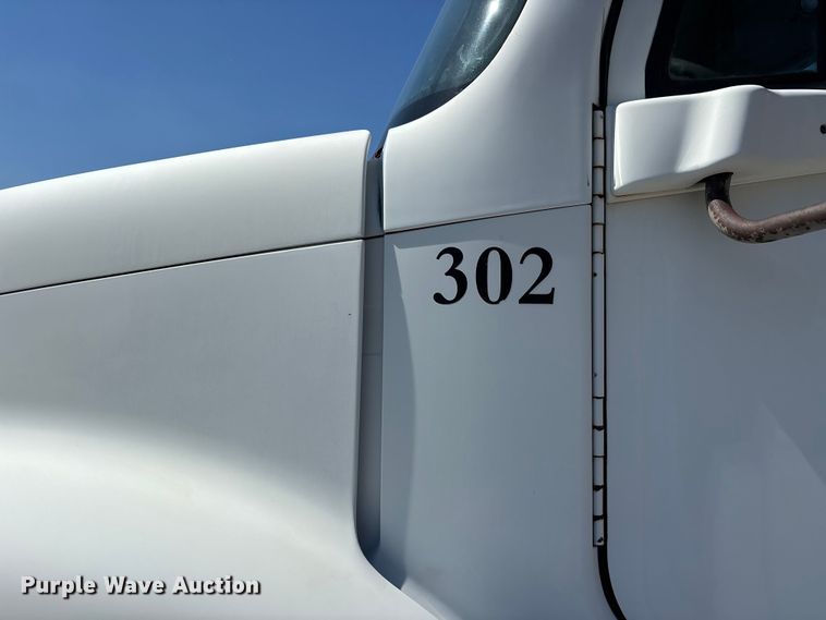 image for item ER3118 2011 Freightliner Columbia semi truck