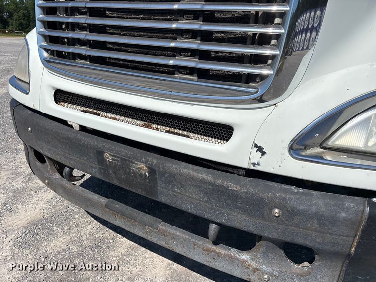 image for item ER3118 2011 Freightliner Columbia semi truck