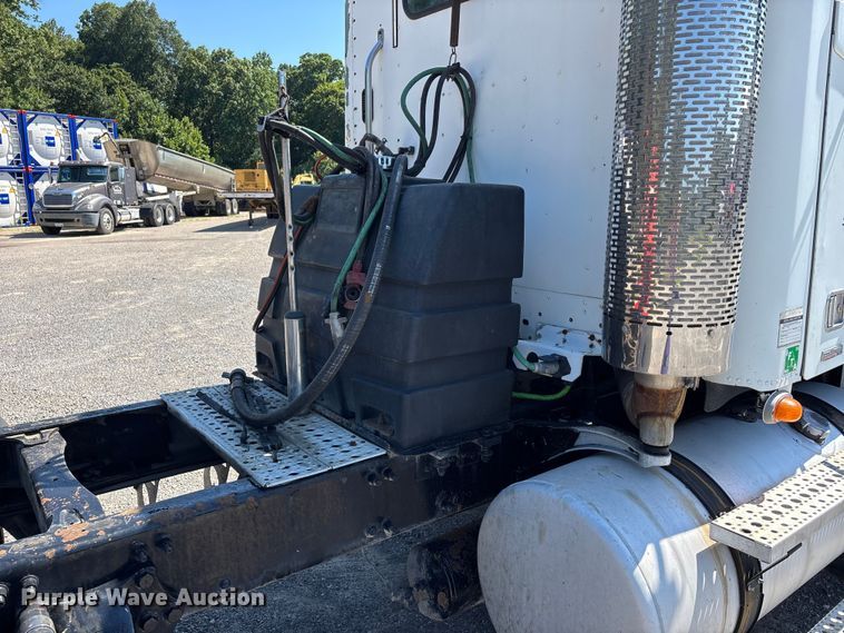 image for item ER3118 2011 Freightliner Columbia semi truck