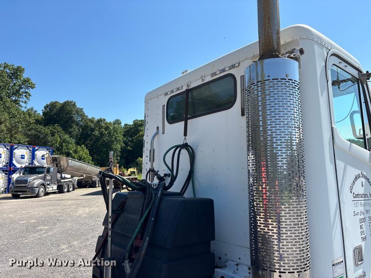 image for item ER3118 2011 Freightliner Columbia semi truck