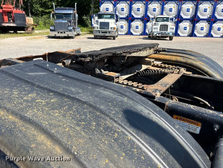 image for item ER3118 2011 Freightliner Columbia semi truck