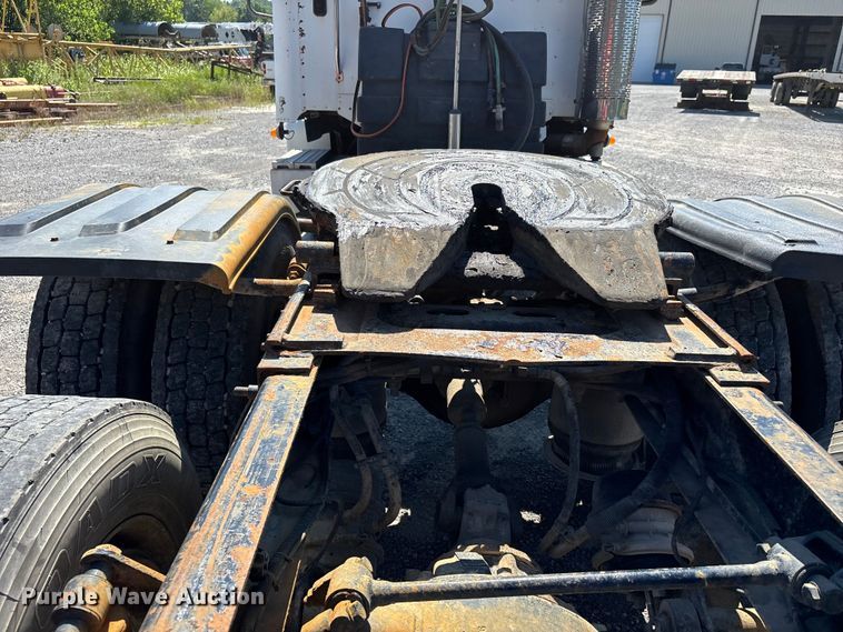 image for item ER3118 2011 Freightliner Columbia semi truck