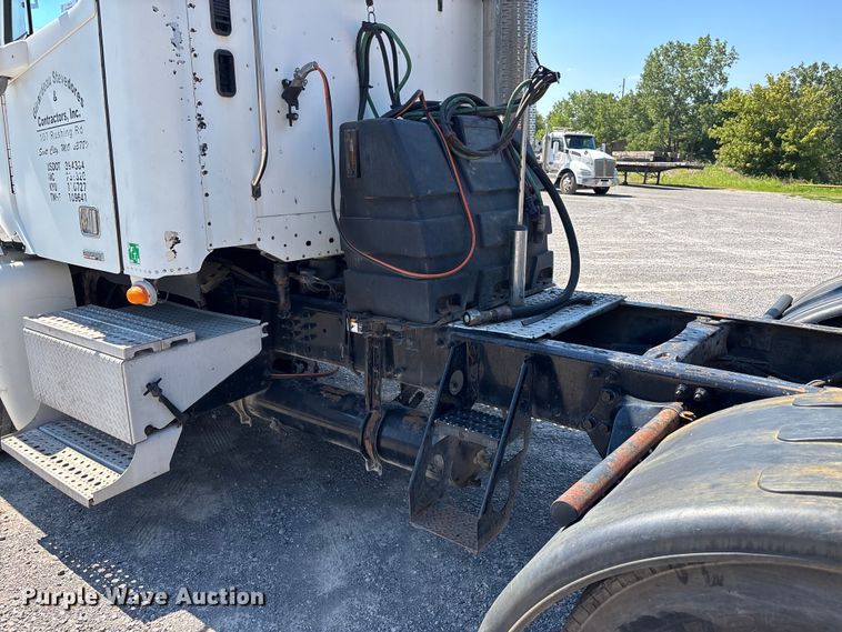 image for item ER3118 2011 Freightliner Columbia semi truck