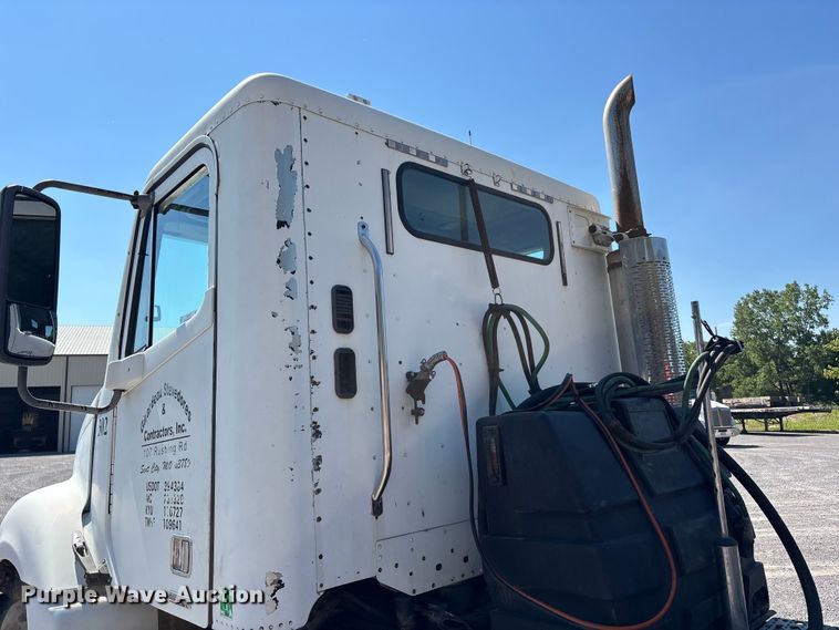 image for item ER3118 2011 Freightliner Columbia semi truck