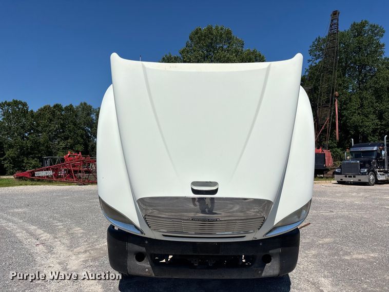 image for item ER3118 2011 Freightliner Columbia semi truck