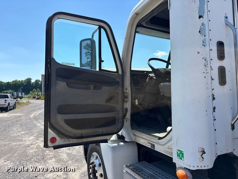 image for item ER3118 2011 Freightliner Columbia semi truck
