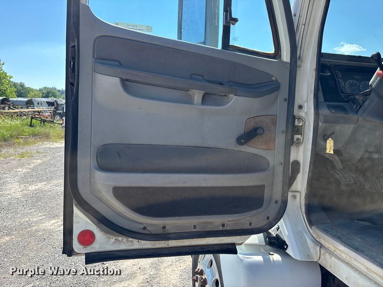 image for item ER3118 2011 Freightliner Columbia semi truck