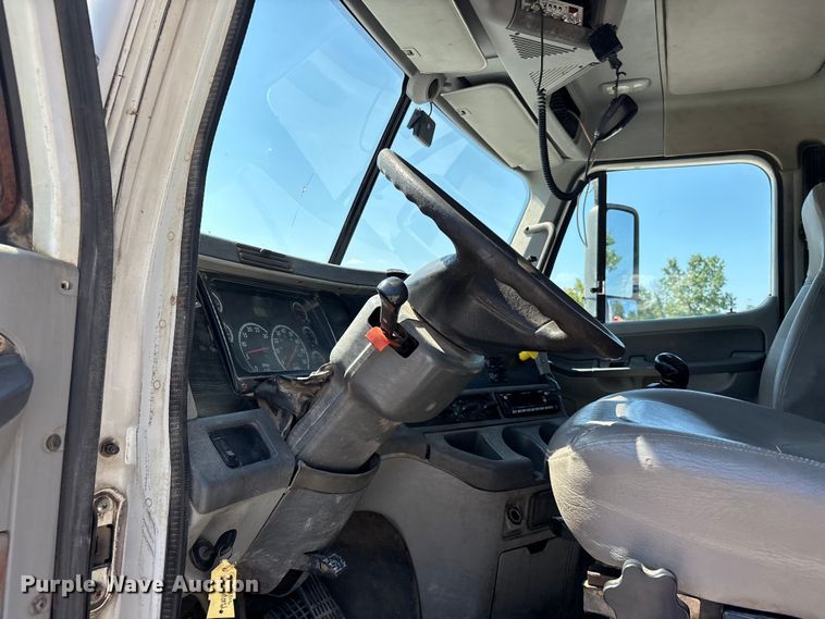 image for item ER3118 2011 Freightliner Columbia semi truck