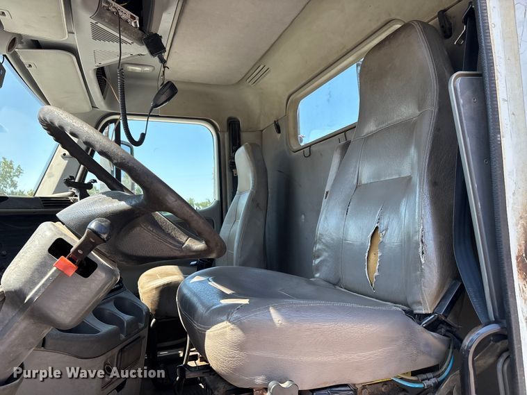 image for item ER3118 2011 Freightliner Columbia semi truck