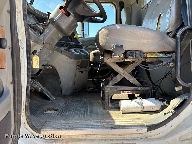 image for item ER3118 2011 Freightliner Columbia semi truck