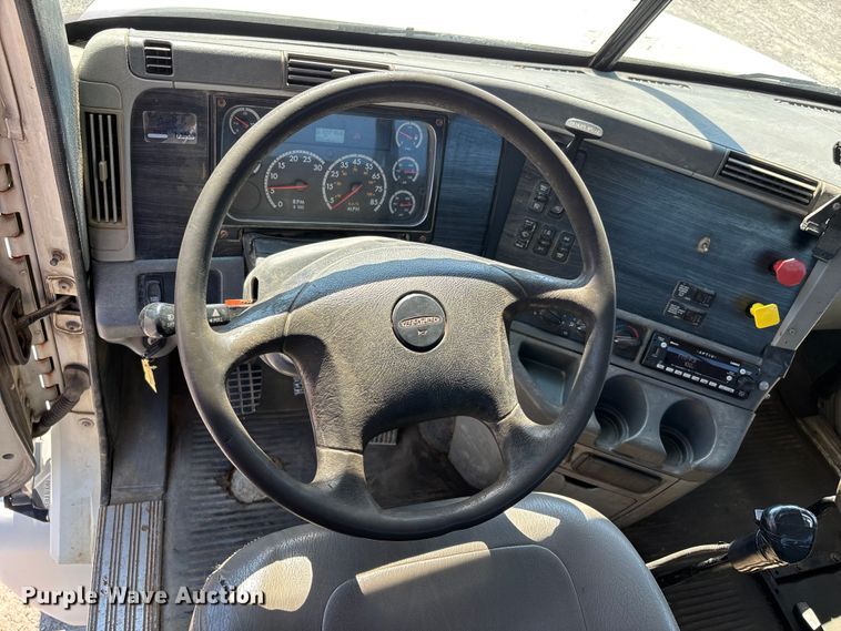 image for item ER3118 2011 Freightliner Columbia semi truck