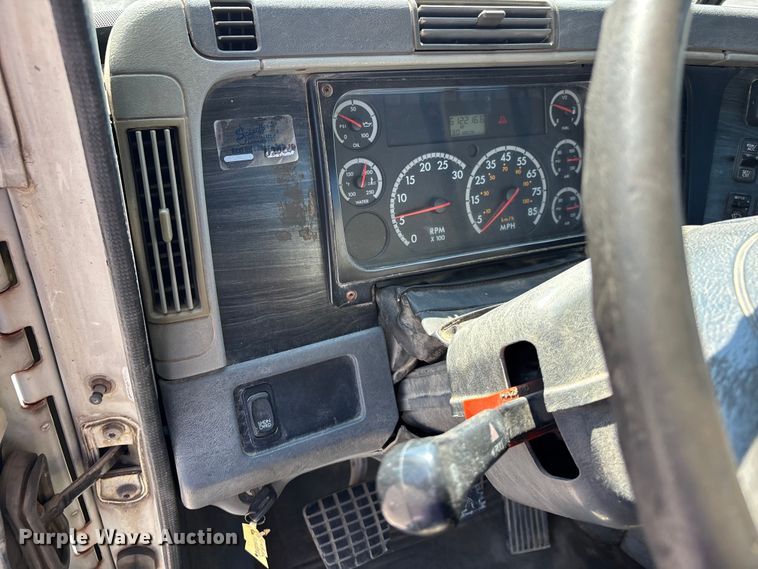 image for item ER3118 2011 Freightliner Columbia semi truck