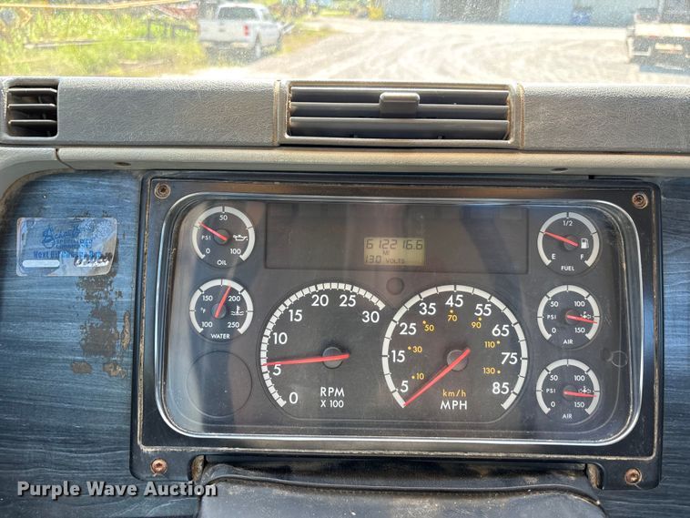image for item ER3118 2011 Freightliner Columbia semi truck