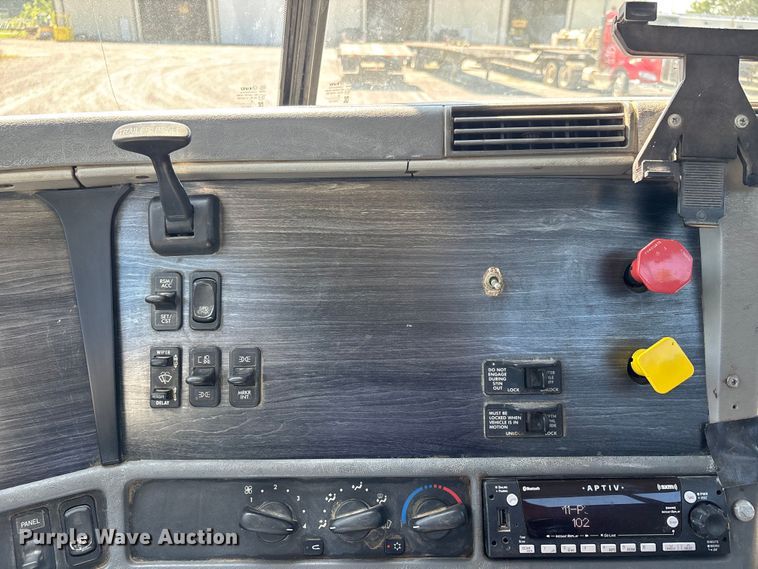image for item ER3118 2011 Freightliner Columbia semi truck
