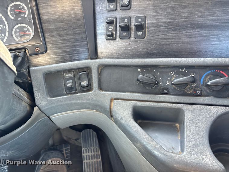 image for item ER3118 2011 Freightliner Columbia semi truck