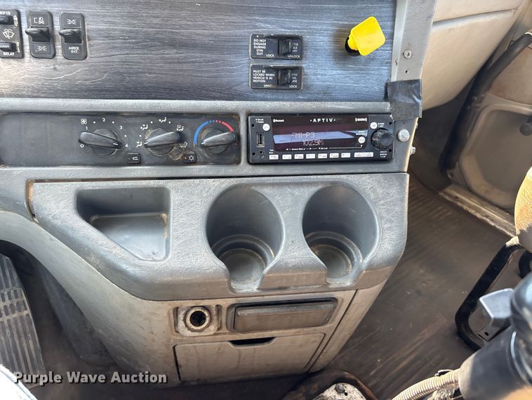 image for item ER3118 2011 Freightliner Columbia semi truck
