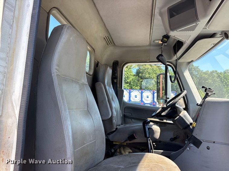image for item ER3118 2011 Freightliner Columbia semi truck