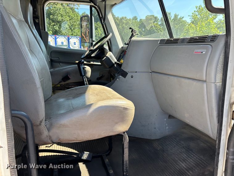image for item ER3118 2011 Freightliner Columbia semi truck