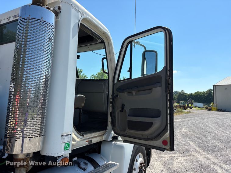 image for item ER3118 2011 Freightliner Columbia semi truck
