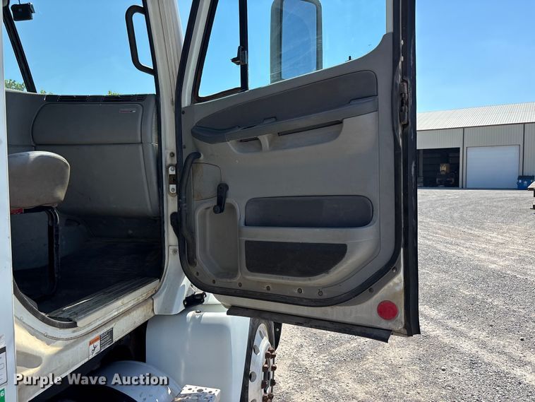 image for item ER3118 2011 Freightliner Columbia semi truck