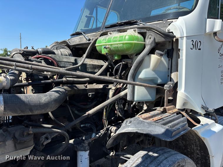 image for item ER3118 2011 Freightliner Columbia semi truck