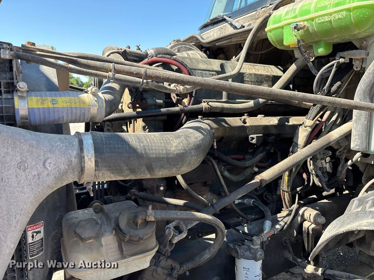 image for item ER3118 2011 Freightliner Columbia semi truck
