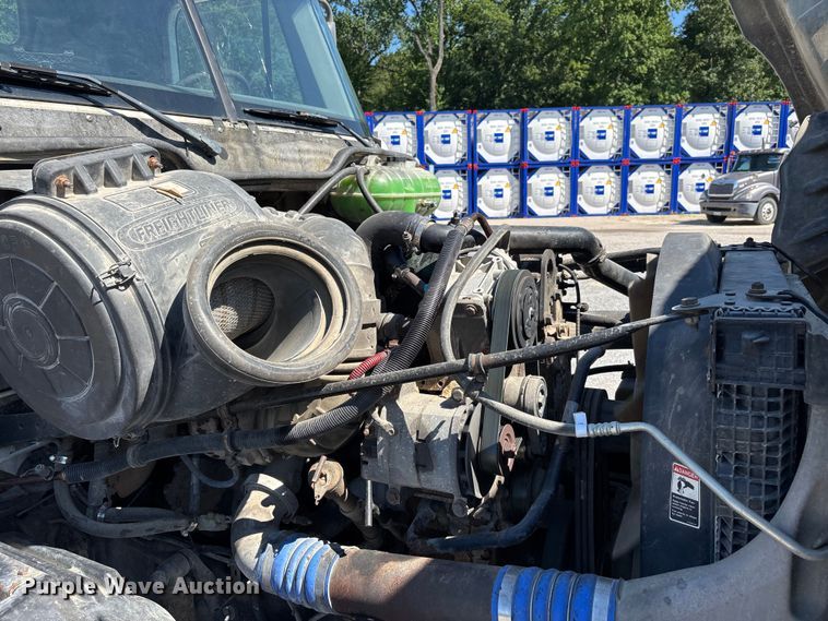 image for item ER3118 2011 Freightliner Columbia semi truck