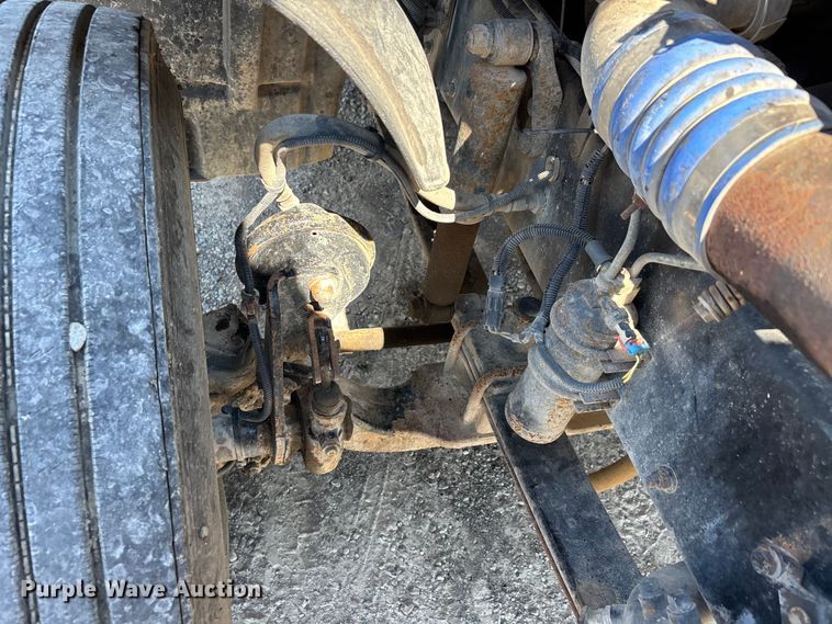 image for item ER3118 2011 Freightliner Columbia semi truck