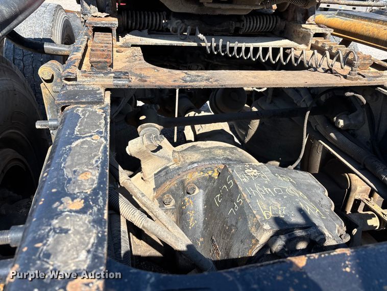 image for item ER3118 2011 Freightliner Columbia semi truck