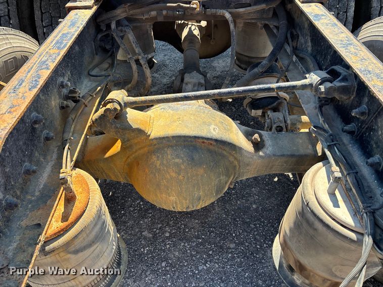 image for item ER3118 2011 Freightliner Columbia semi truck